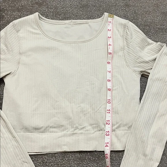 Lululemon Ebb to Street Long-Sleeve Cropped Top in a soft cream shade size 6 - Picture 4 of 7